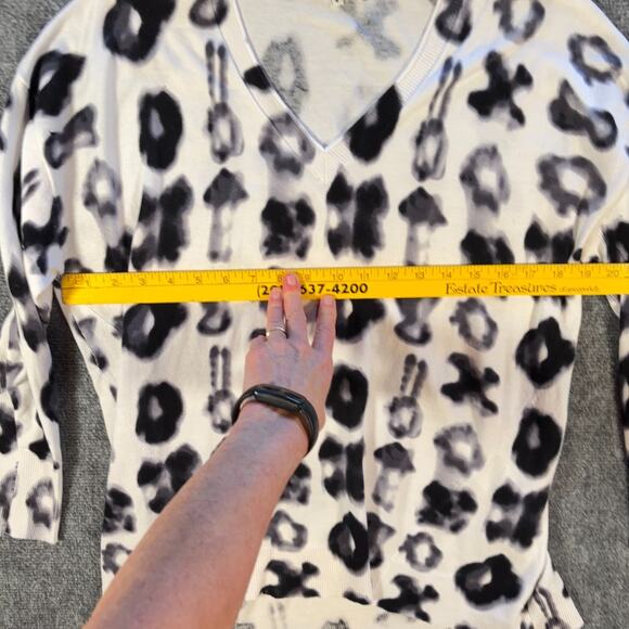 Caryn Vallone Small Sweater White Black Abstract Animal Print V-Neck Lightweight - Picture 4 of 7